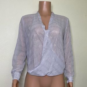 New York & Company Light Gray & Silver Print Criss Cross Top Size XS